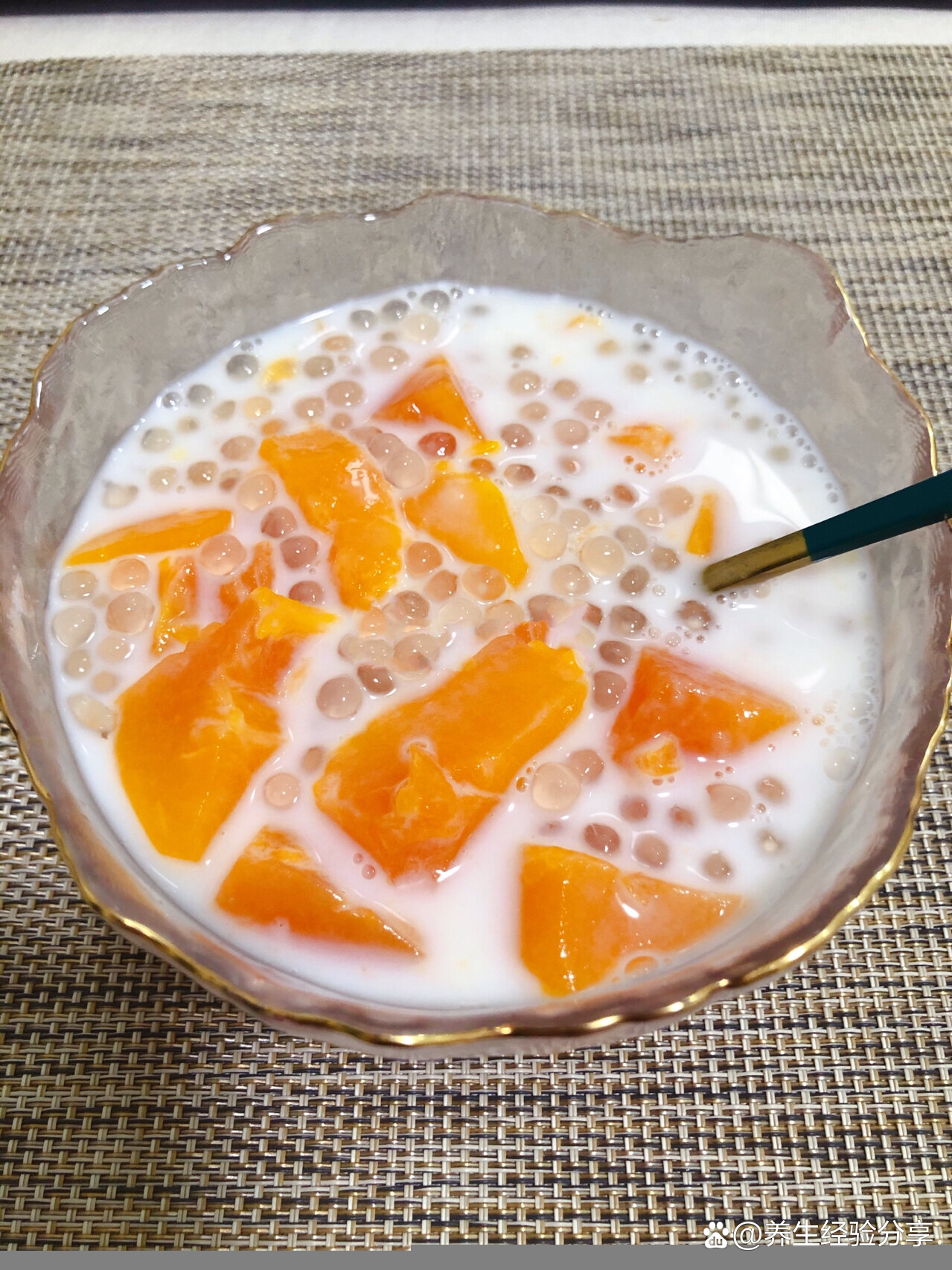 牛奶木瓜西米露99女孩子要多吃的美容养颜甜