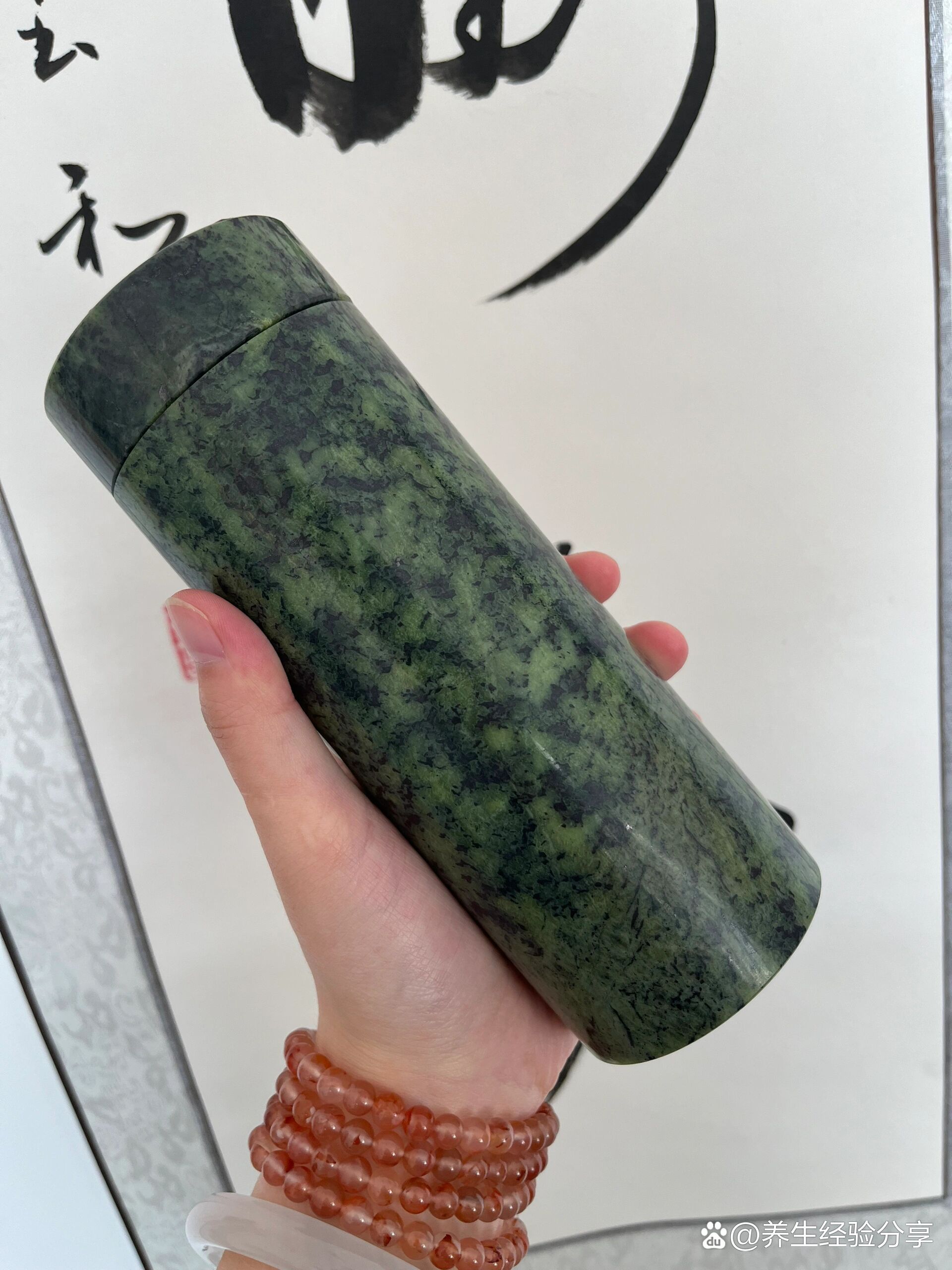  p>药王石水杯 br>藏玉又称"药王石",是可以入药