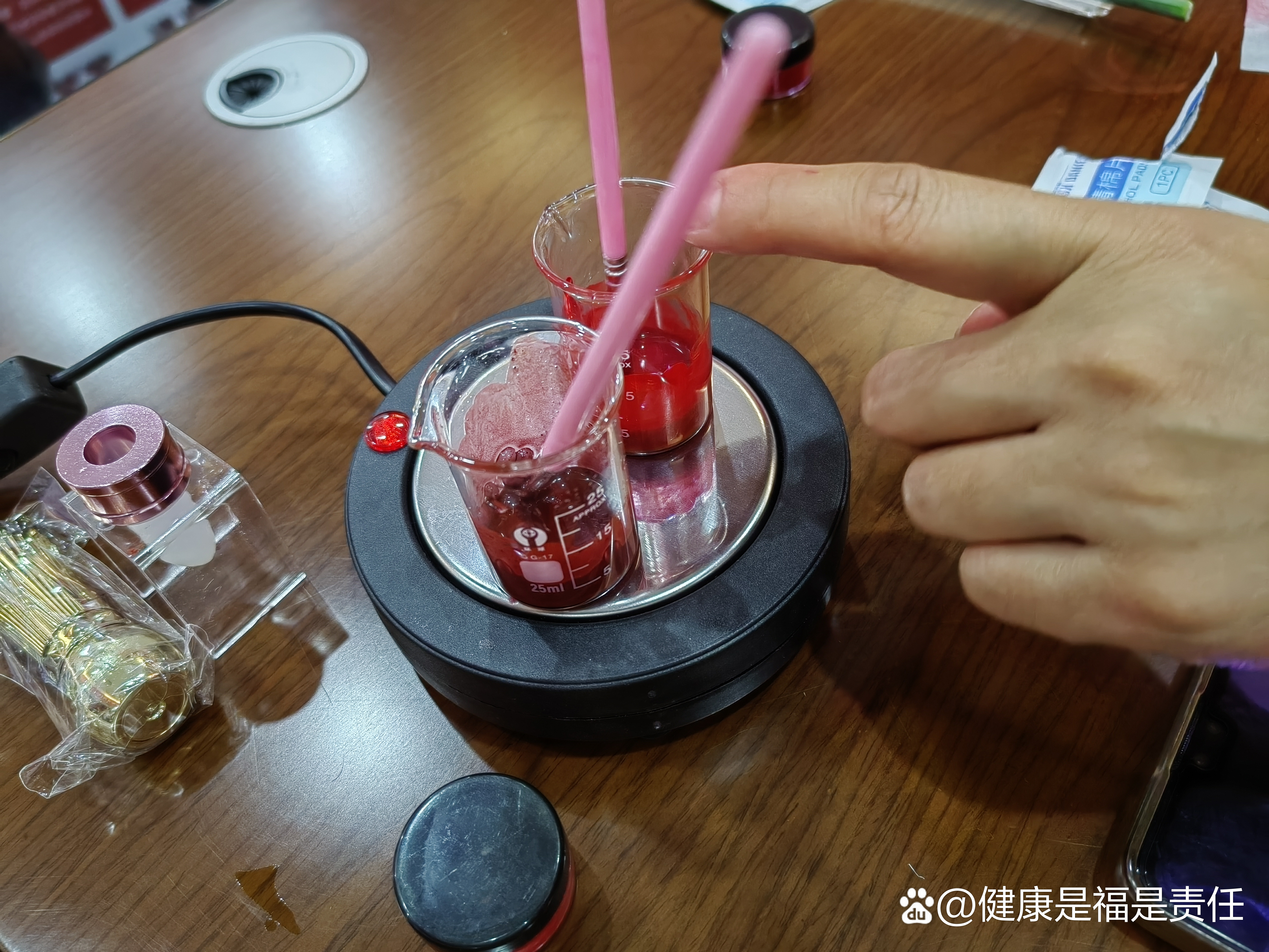 做唇膏(做唇膏需要什么材料)