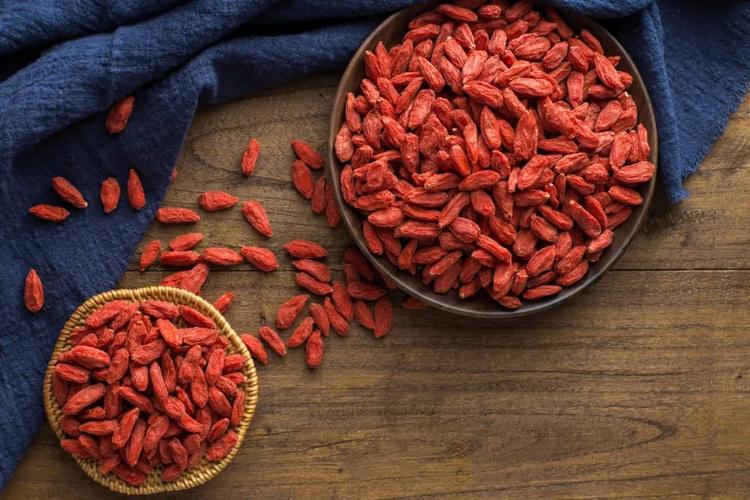 男性长期喝枸杞泡水，对身体有哪些好处？建议男性不妨多了解下