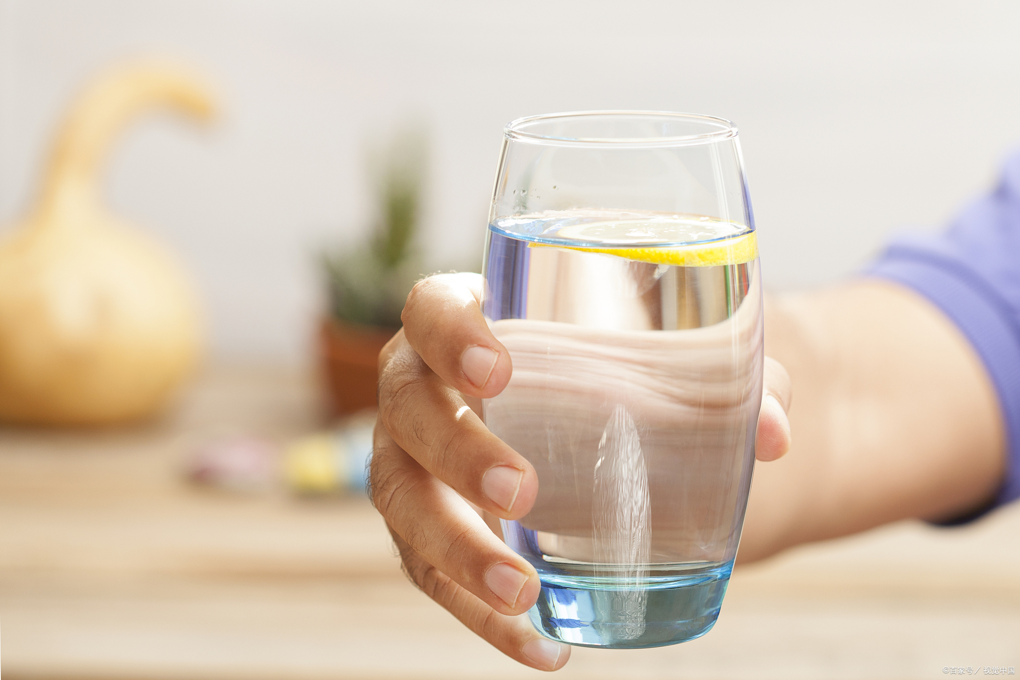 温暖的感觉能改善人的情绪,常喝温水可镇静中枢神经