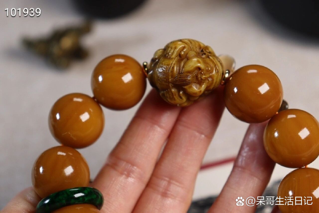 龙涎香"灰琥珀"圆珠手链,搭配老灵骨财神,虬角跑环,纹路自然!