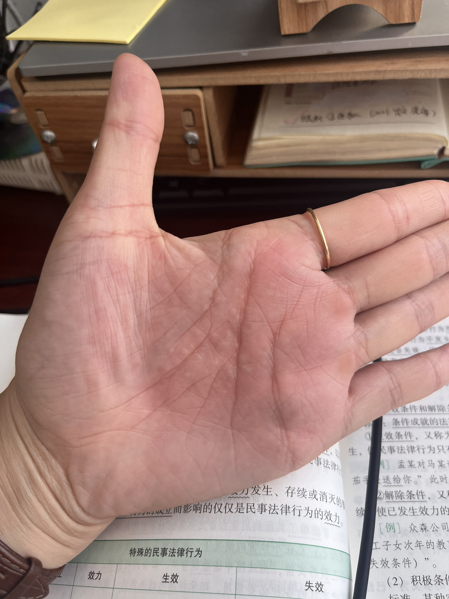 手掌起小疙瘩,很痒是什么原因?