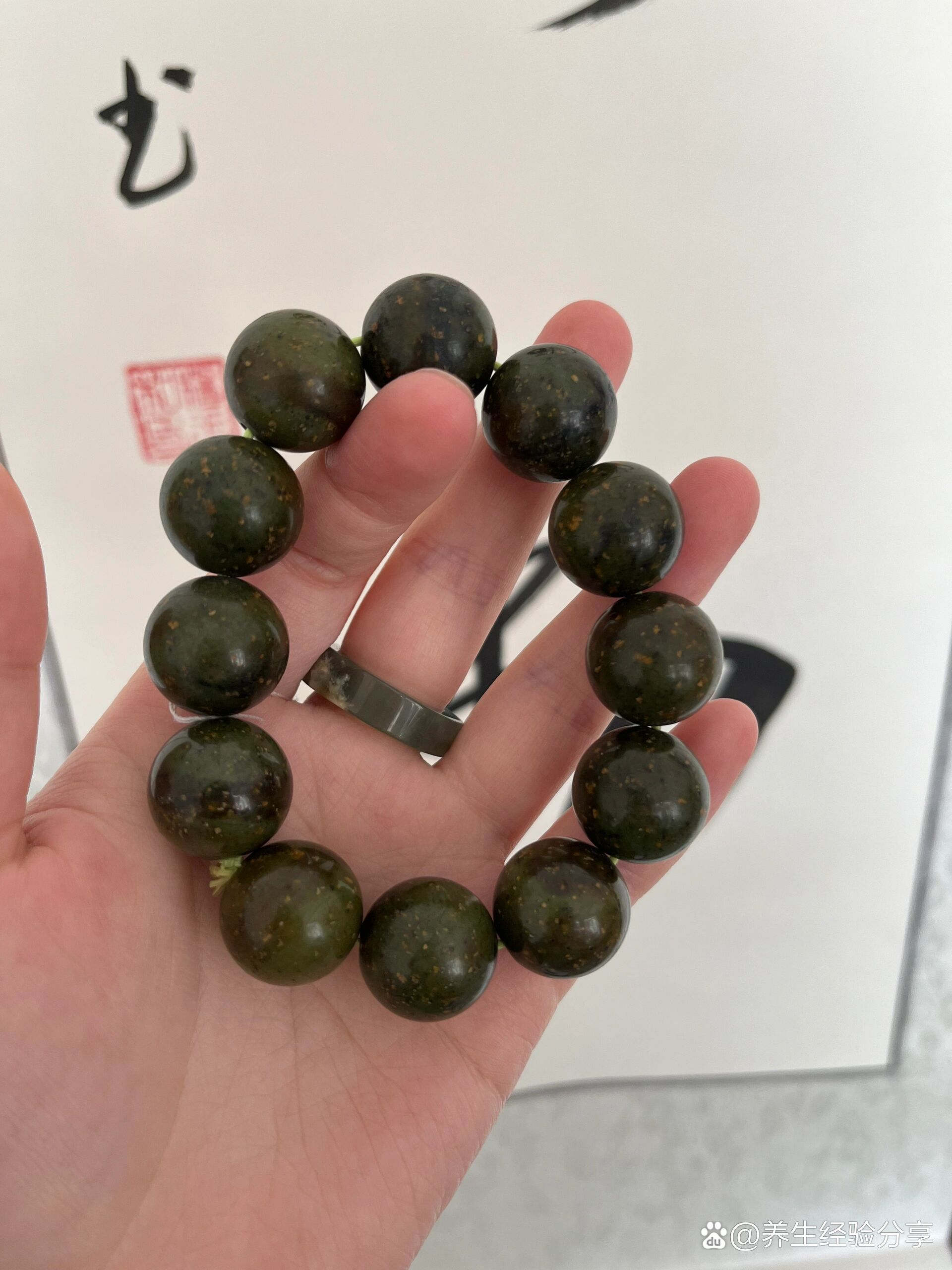  p>药王石水杯 br>藏玉又称"药王石",是可以入药