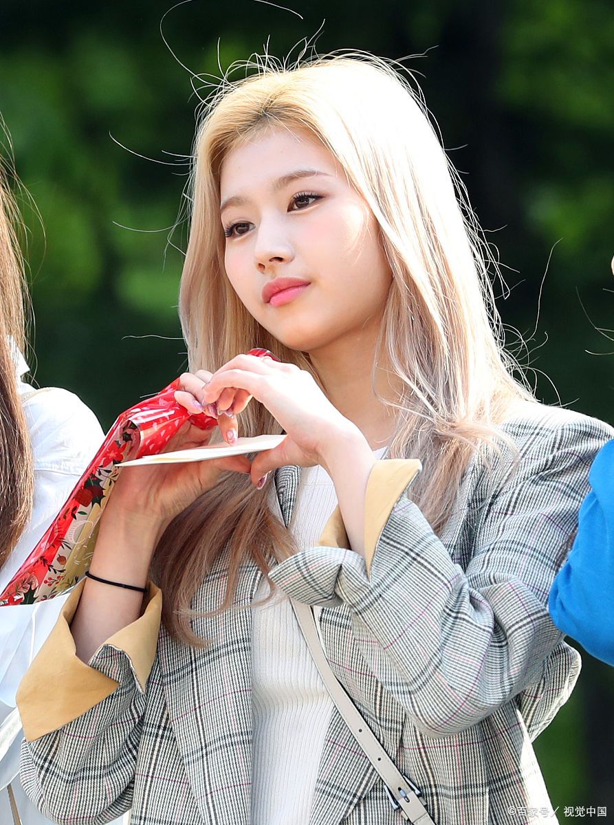 混血颜值女孩Somi到底是哪里美，混血感源自哪里，一起分析看看