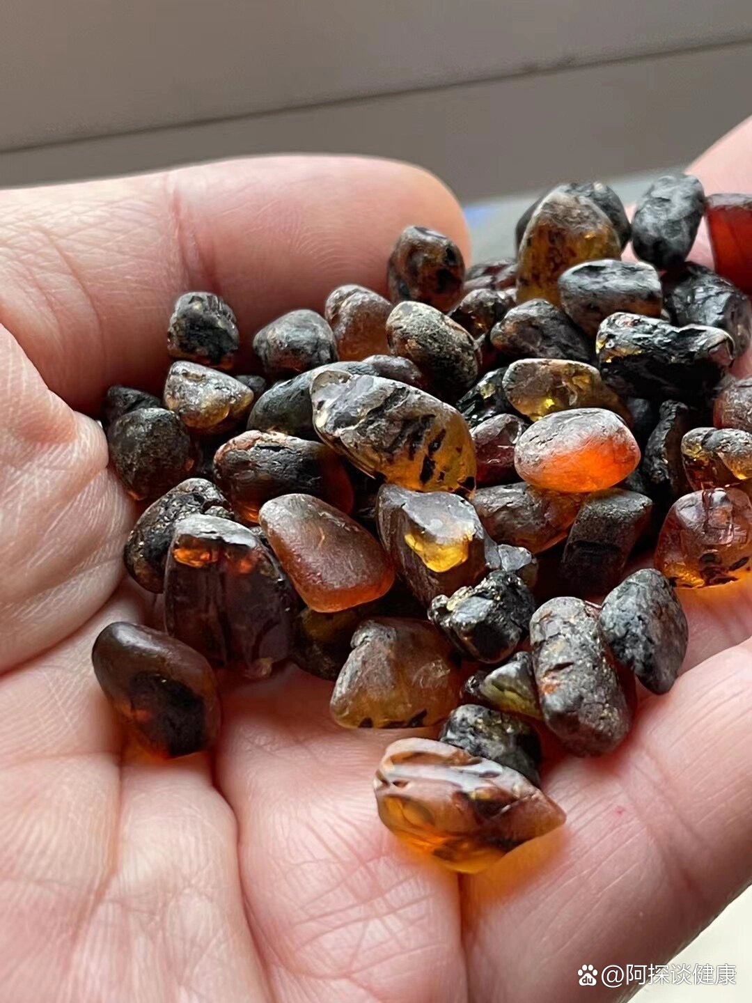 琥珀的药用价值1,在我国琥珀自古以来被称为"神药"琥珀正式入药,最早