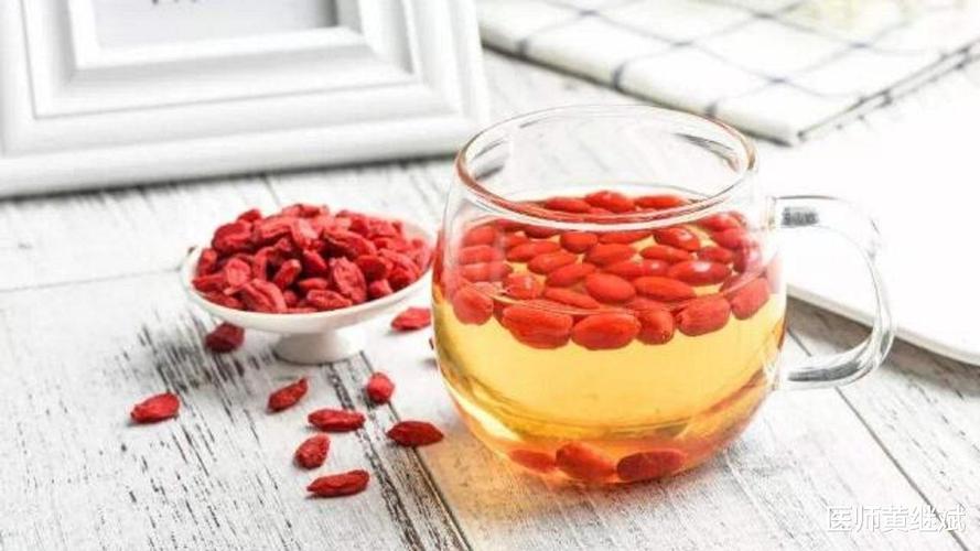 男性长期喝枸杞泡水，对身体有哪些好处？建议男性不妨多了解下